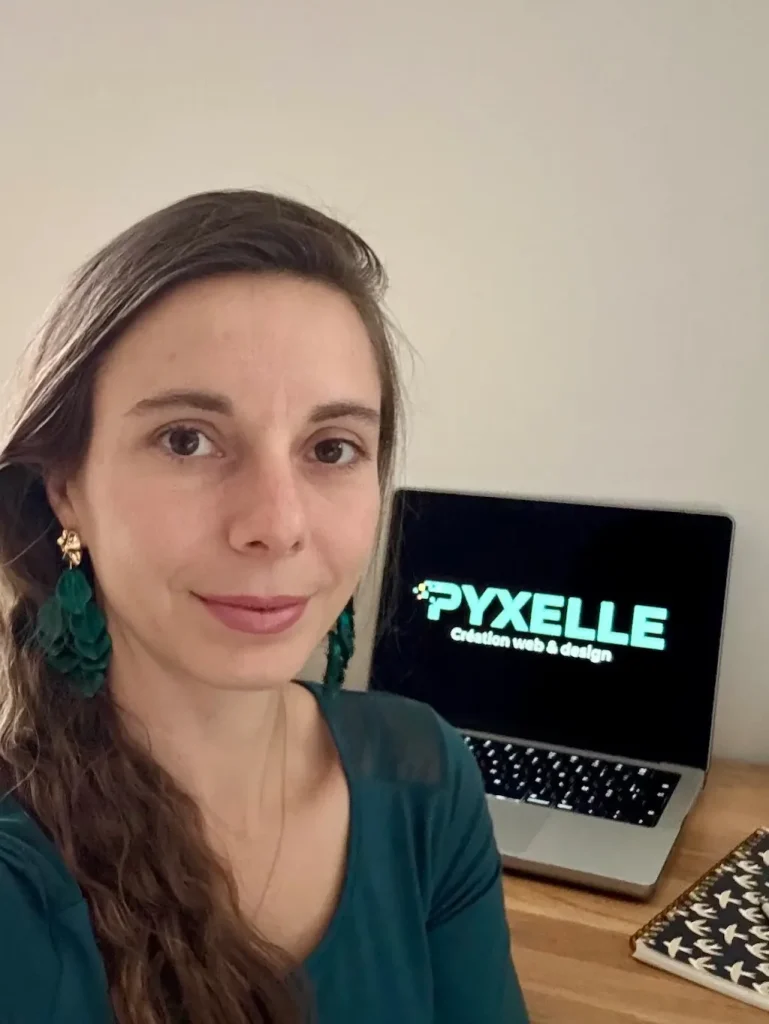 Développeuse web freelance en Savoie posant devant son espace de travail
