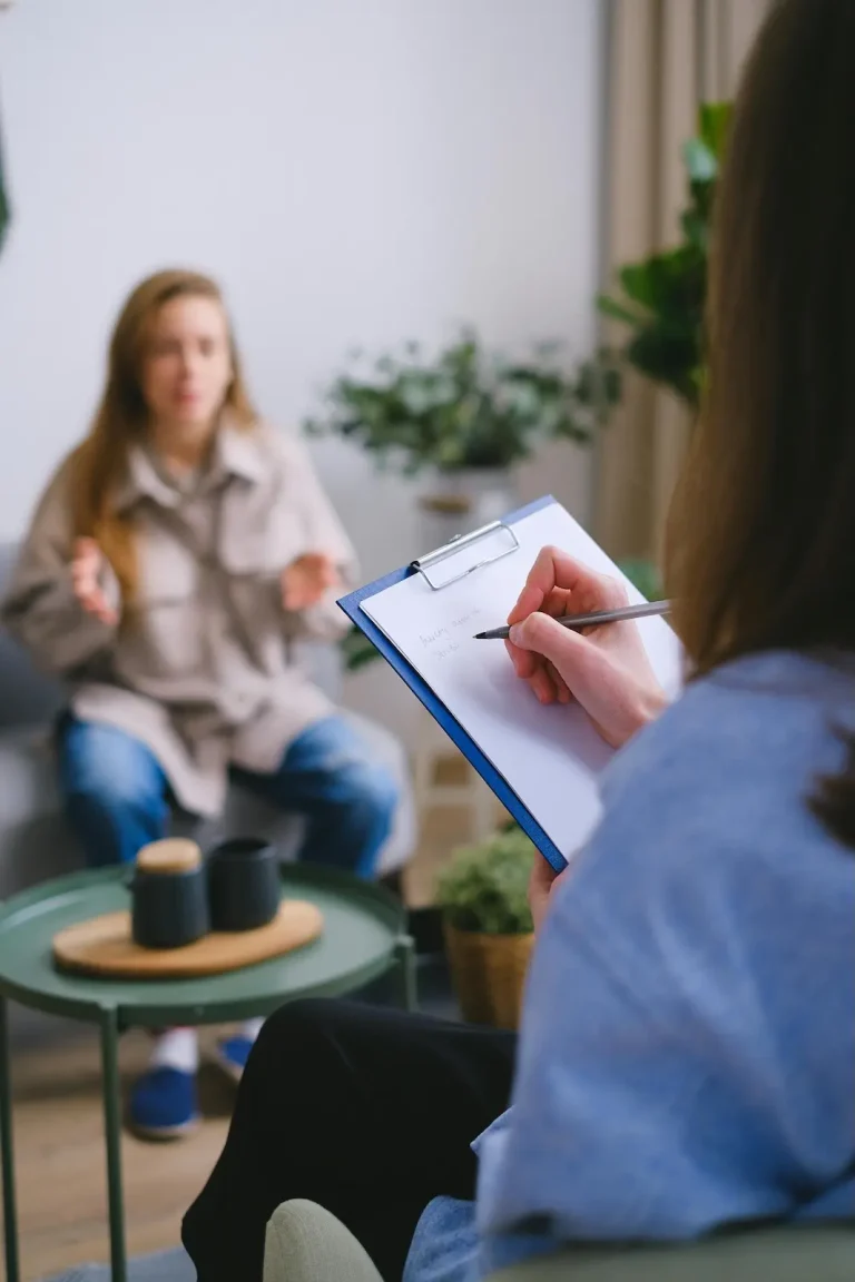 échange entre un professionnel de l’accompagnement et une personne en consultation