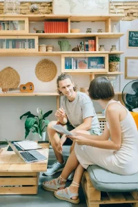 Coach professionnel accompagnant un client – illustration pour création de site internet de coaching