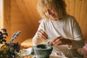 Naturopathe préparant des plantes naturelles – illustration pour création de site internet naturopathe