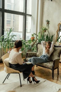 Psychologue en séance avec une cliente dans un cabinet chaleureux favorisant l’écoute et la confiance – création de site internet pour psychologue