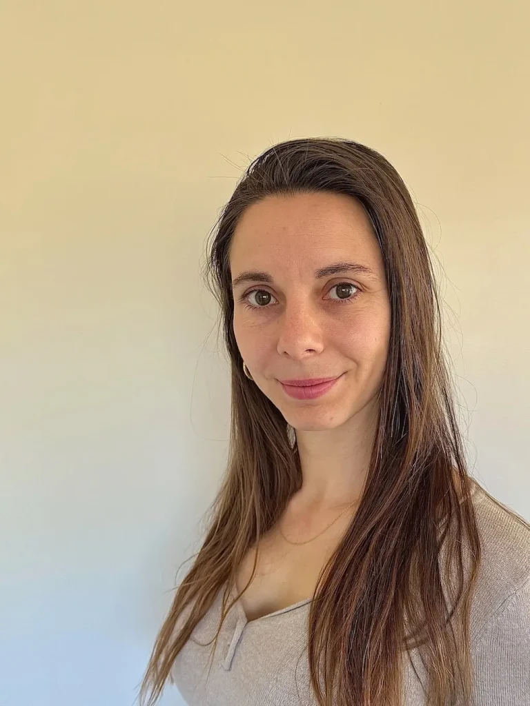 Portrait de Sabrina de Paco, développeuse web indépendante spécialisée dans les métiers du soin