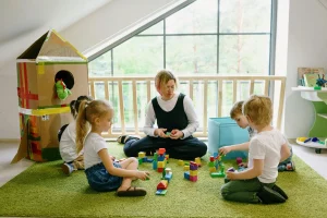 temps d'accueil et de jeux des enfants chez une assistante maternelle
